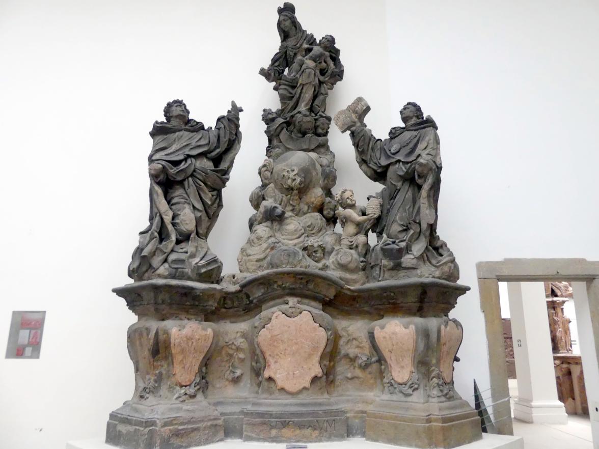 Mathias Wenzel Jäckel (1696–1720), Jungfrau Maria mit dem Hl. Dominikus und dem Hl. Thomas von Aquin, Prag, Karlsbrücke, jetzt Prag-Holešovice, Lapidarium, Saal 4, 1708, Bild 1/2