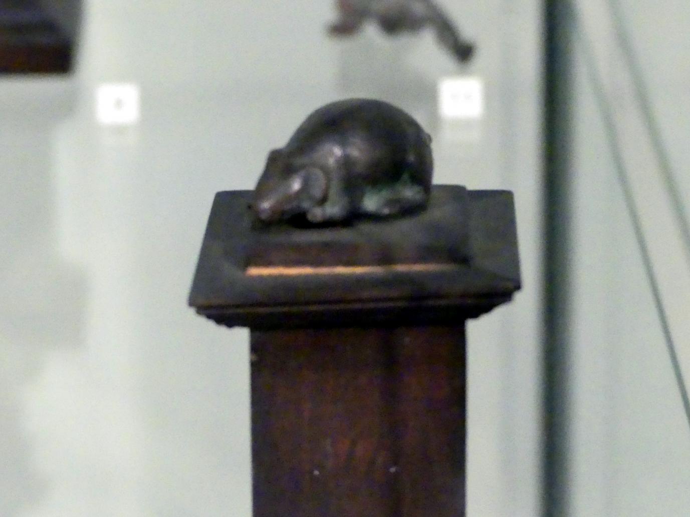 Römische Bronzefiguren: Nagende Mäuse, Prag, Nationalgalerie im Palais Sternberg, 1. Obergeschoss, Saal 1, um 100–300