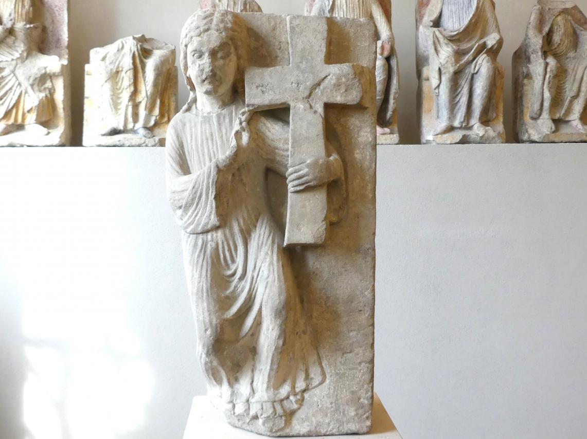 Engel mit dem Kreuz Christi, Wessobrunn, ehem. Benediktinerabtei, jetzt München, Bayerisches Nationalmuseum, Saal 1, um 1250