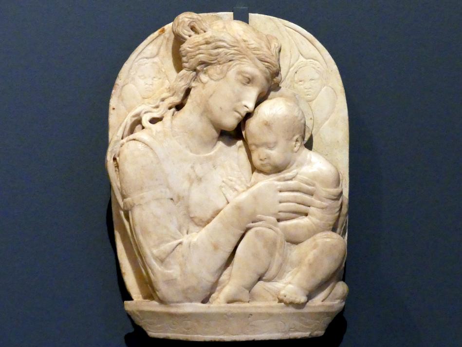 Donatello (Nachfolger) (1450), Madonna mit Kind und zwei Cherubinen, Berlin, Bode-Museum, Saal 121, um 1440–1460