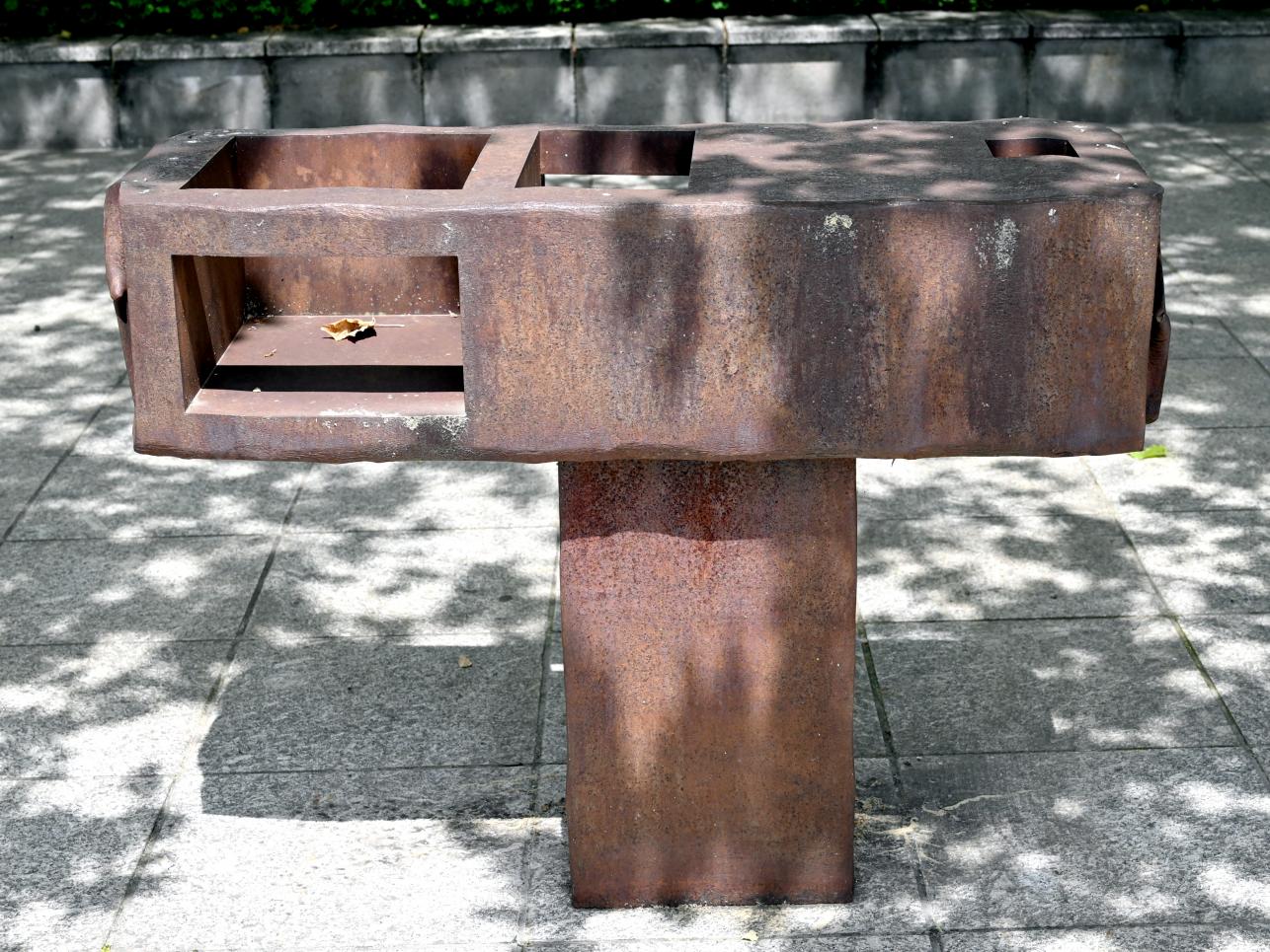 Eduardo Chillida (1955–1997), Oben Unten IV, Künzelsau, Skulpturengarten am Carmen Würth Forum, 1993