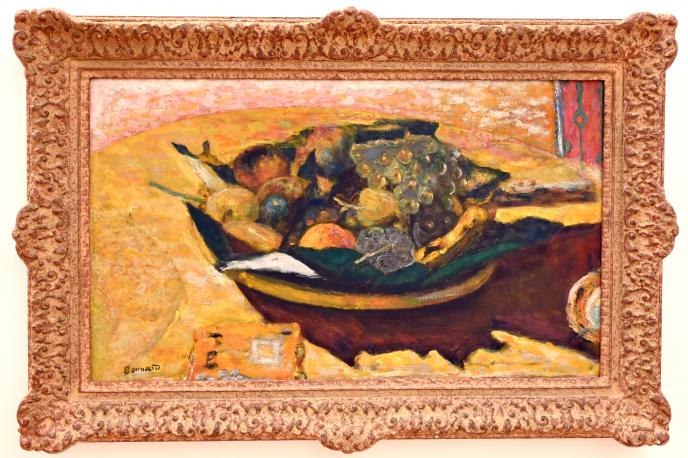 Pierre Bonnard (1893–1943), Obstschale auf einem Tisch, Straßburg, Musée d’Art moderne et contemporain, Saal 6, um 1934