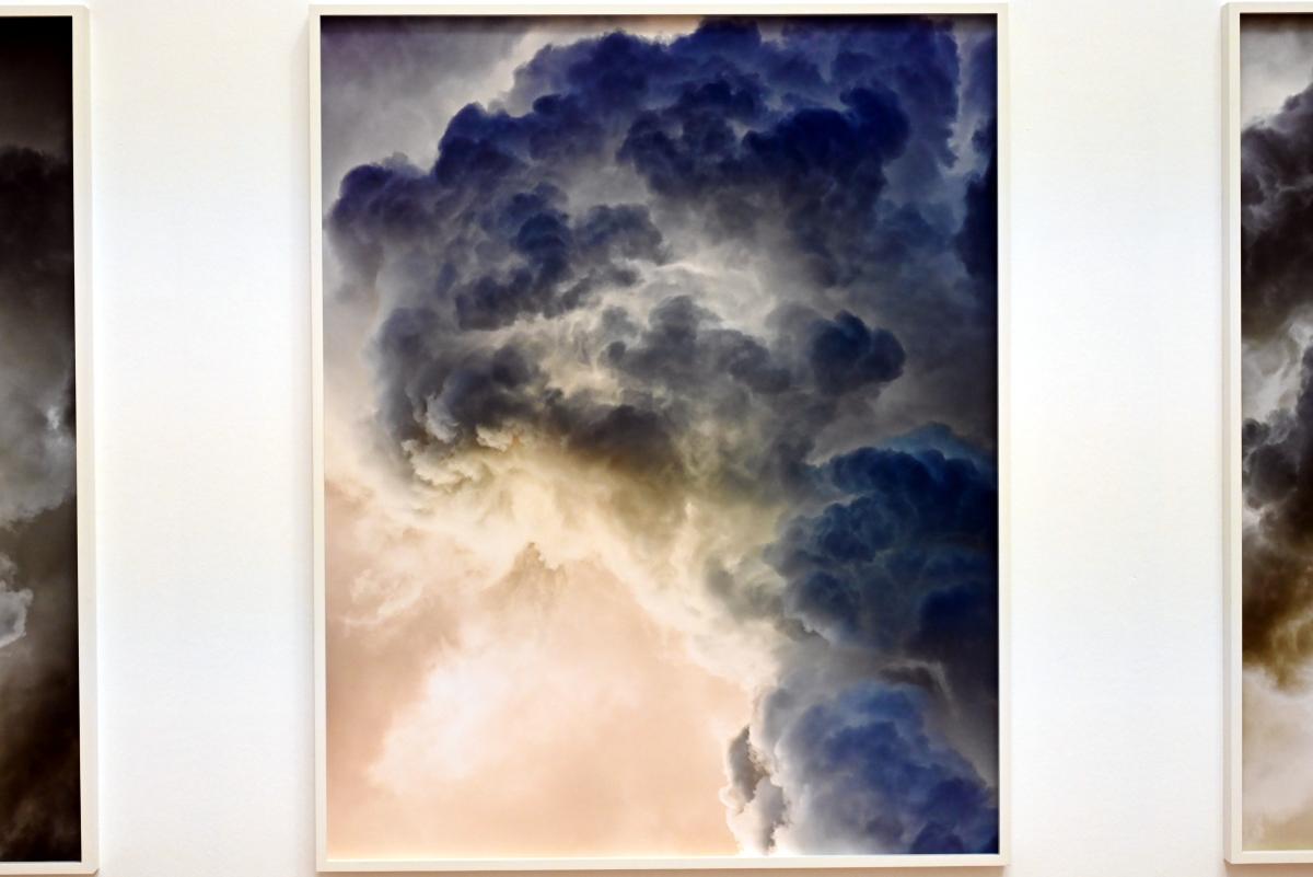 Andreas Gefeller (2019), 051 (Clouds), Bonn, Kunstmuseum, Ausstellung "Welt in der Schwebe" vom 24.02. - 19.06.2022, Saal 6, 2019, Bild 1/2