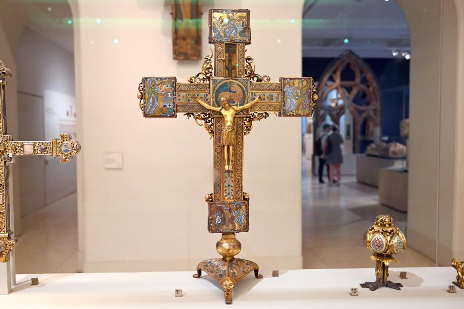 Kruzifix, London, Victoria and Albert Museum, -1. Etage, Mittelalter und Renaissance, um 1160–1200, Bild 1/3
