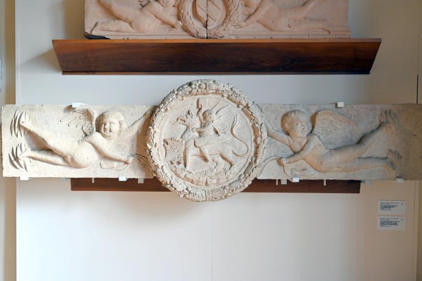 Michele di Giovanni da Fiesole (il Greco) (1455–1456), Wappen-Putten: in der Mitte ein Greif, auf dem ein kleiner Engel mit dem Wappen von Federico da Montefeltro sitzt, Urbino, Galleria Nazionale delle Marche, Saal 1, um 1454–1457, Bild 1/2