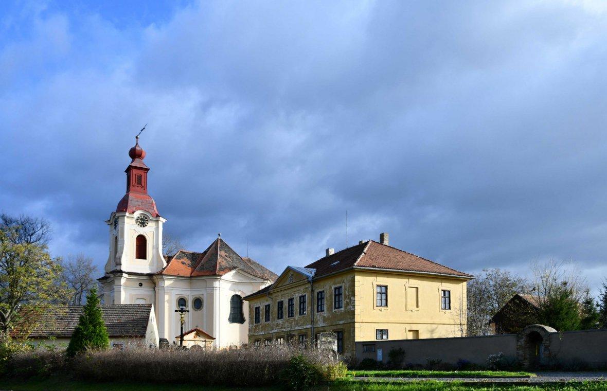 Potschapl an der Elbe (Počaply u Terezína), Pfarrkirche St. Adalbert, Bild 1/6