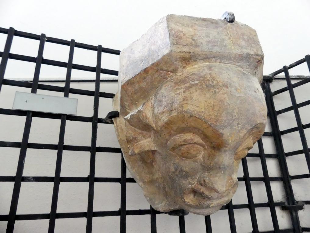 Kragstein mit einer grinsenden Maske, Prag-Holešovice, Lapidarium, Saal 1, 2. Hälfte 14. Jhd., Bild 1/2