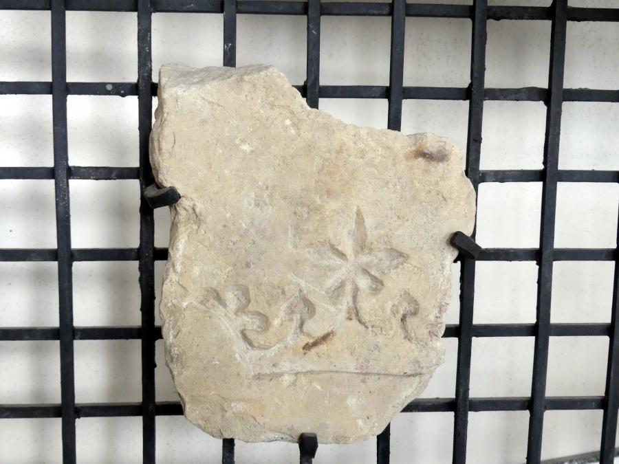 Fragment einer Platte unbekannter Herkunft, Prag-Holešovice, Lapidarium, Saal 1, Ende 13. Jhd.