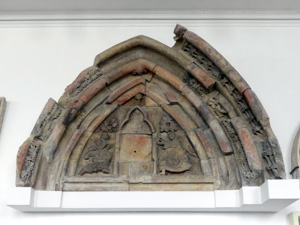 Tympanon (Schmuckfläche) mit Engeln, die die nicht erhaltene Jungfrau Maria mit Kind verehren, Kolín, Kirche St. Bartholomäus, jetzt Prag-Holešovice, Lapidarium, Saal 1, 3. Viertel 13. Jhd.