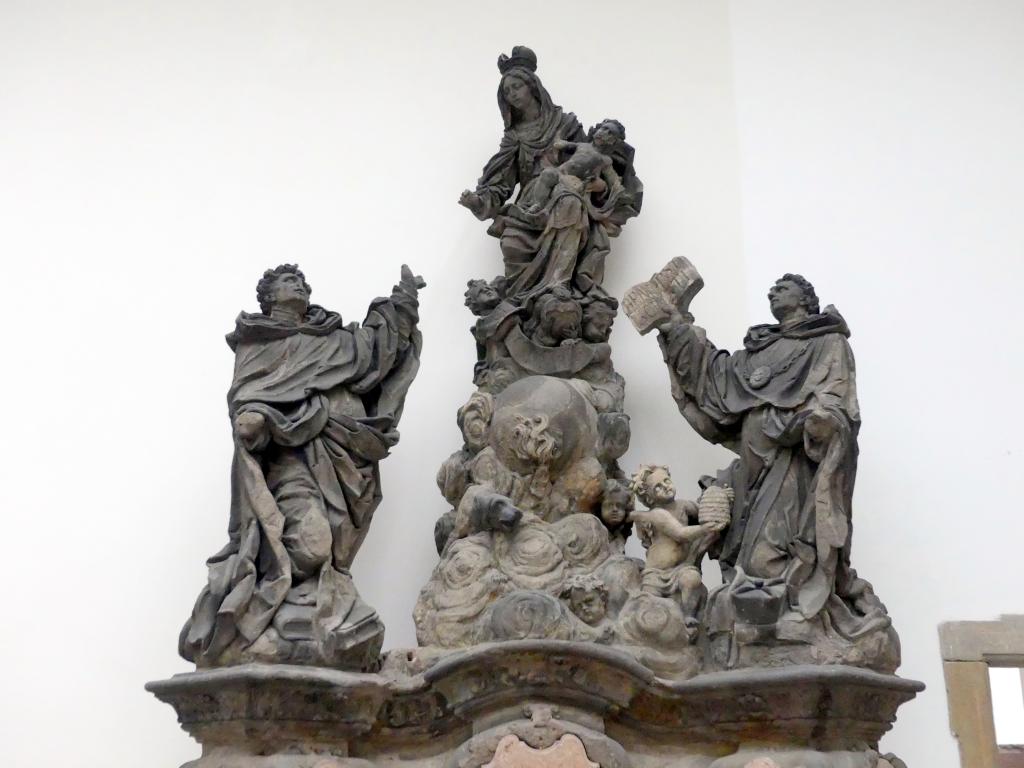 Mathias Wenzel Jäckel (1696–1720), Jungfrau Maria mit dem Hl. Dominikus und dem Hl. Thomas von Aquin, Prag, Karlsbrücke, jetzt Prag-Holešovice, Lapidarium, Saal 4, 1708, Bild 2/2