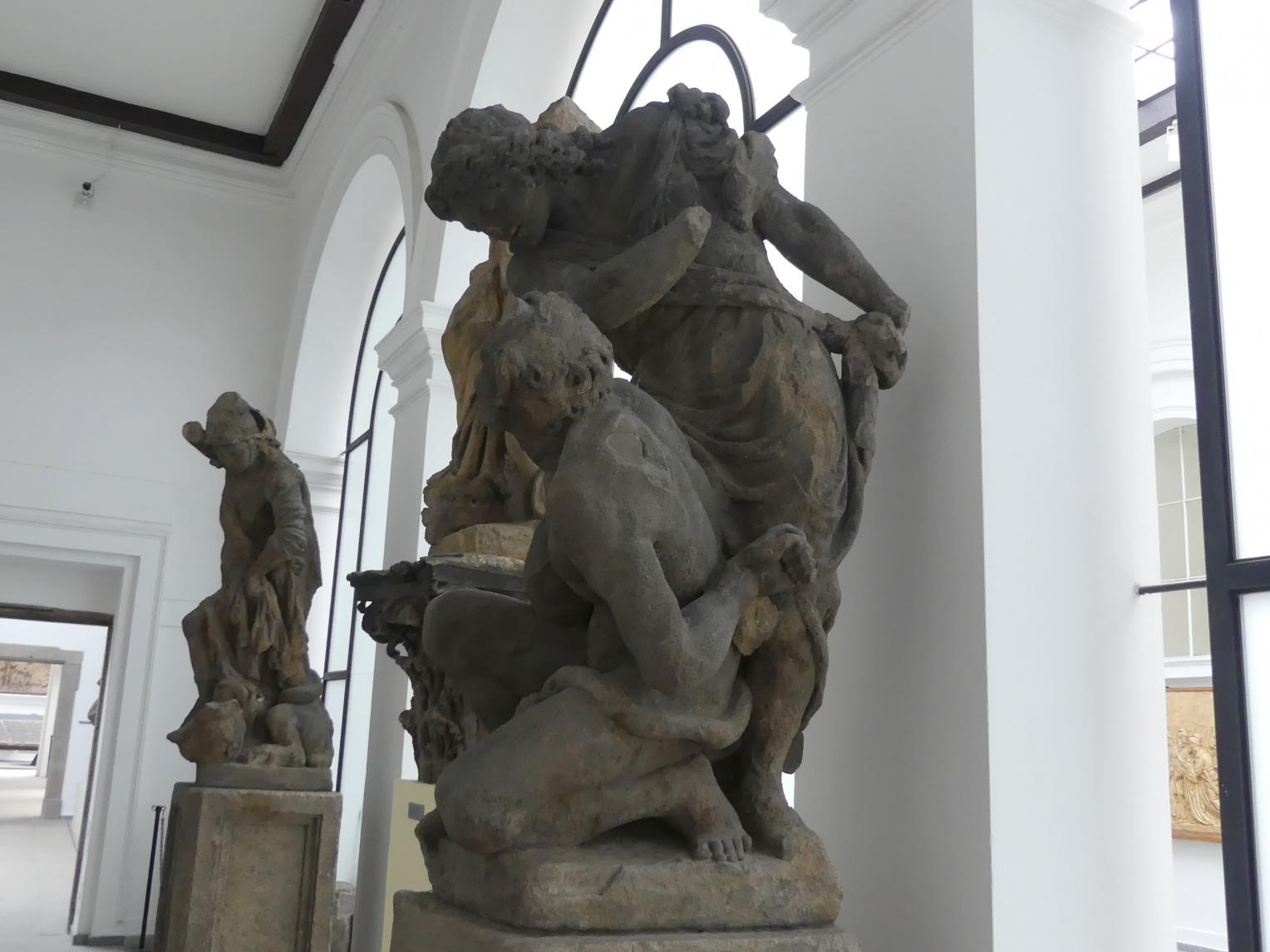 Johann Georg Bendl (1650–1680), Engel, der mit einem Teufel kämpft, Prag-Altstadt, Altstädter Ring, jetzt Prag-Holešovice, Lapidarium, Saal 5, 1650, Bild 3/3