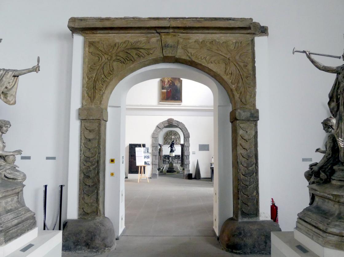Portal, Prag-Altstadt, ehem. Haus Platnéřská Nr. 100 (abgerissen 1908), jetzt Prag-Holešovice, Lapidarium, Saal 7, 1686