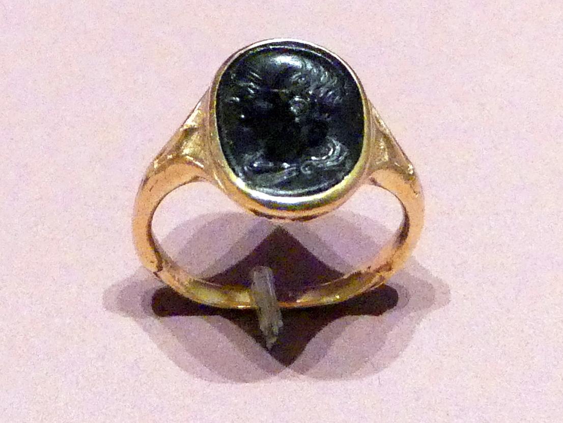 Sog. Maecenas-Ring: Fingerring mit Bildnisbüste des Cicero (106-43 v. Chr.), Nürnberg, Germanisches Nationalmuseum, Saal 119, 1. Jhd. v. Chr., Bild 1/3