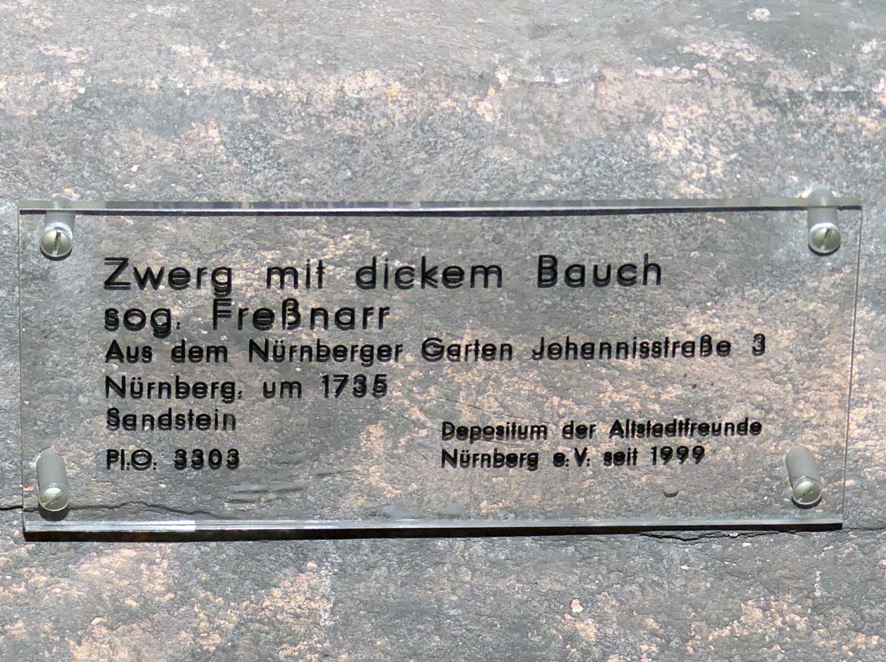 Georg Christoph Sommer (Werkstatt) (1735), Zwerg mit dickem Bauch (Fressnarr), Nürnberg, Wohnhaus Johannisstr. 3, jetzt Nürnberg, Germanisches Nationalmuseum, Saal 46, um 1735, Bild 2/3