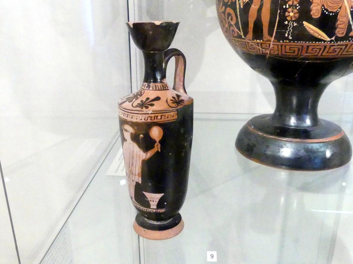 Rotfigurige Lekythos: Frau mit Spiegel, Prag, Nationalgalerie im Palais Sternberg, 1. Obergeschoss, Saal 1, 470–460 v. Chr.