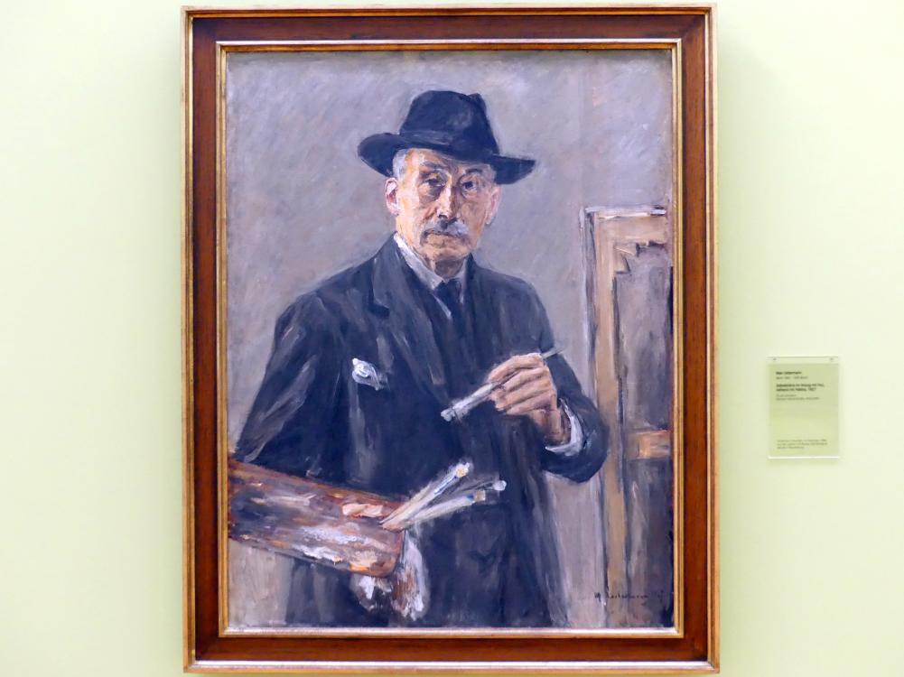 Max Liebermann (1872–1929), Selbstbildnis im Anzug mit Hut, stehend mit Palette, Schweinfurt, Museum Georg Schäfer, Saal 9, 1927, Bild 1/2