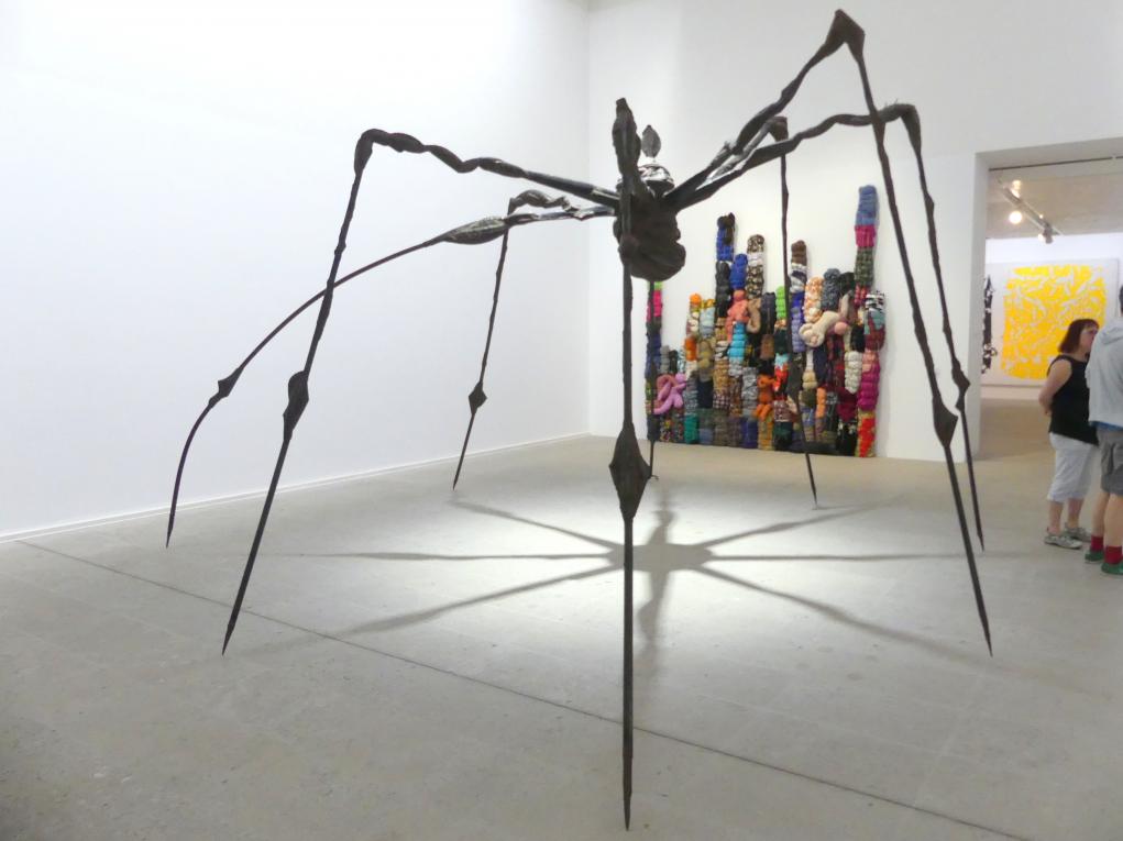 Louise Bourgeois (1947–2007), Spinne, Schwäbisch Hall, Kunsthalle Würth, Ausstellung "Das Musée d'Art moderne de la Ville de Paris zu Gast in der Kunsthalle Würth" vom 15.04.-15.09.2019, 1995, Bild 3/5