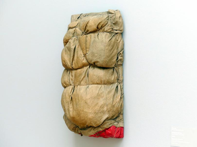 Christo (1961–2019), Empaquetage - Verpackung, Stuttgart, Staatsgalerie, Internationale Malerei und Skulptur 14, 1961, Bild 2/2