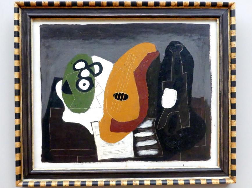Pablo Picasso (1897–1972), Fruchtschale, Mandoline, Flasche, Dresden, Albertinum, Galerie Neue Meister, 2. Obergeschoss, Saal 13, 1924, Bild 1/2