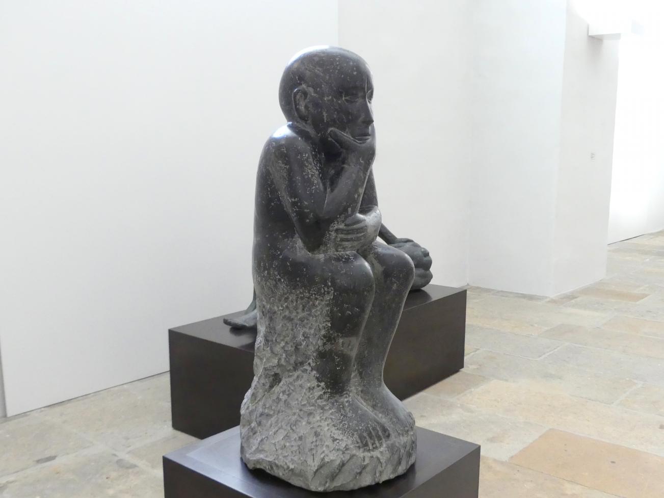Peter Makolies (1959–1983), Hockende Figur (Nachdenkender), Dresden, Albertinum, Galerie Neue Meister, Erdgeschoss, Skulpturenhalle, 1959, Bild 3/4