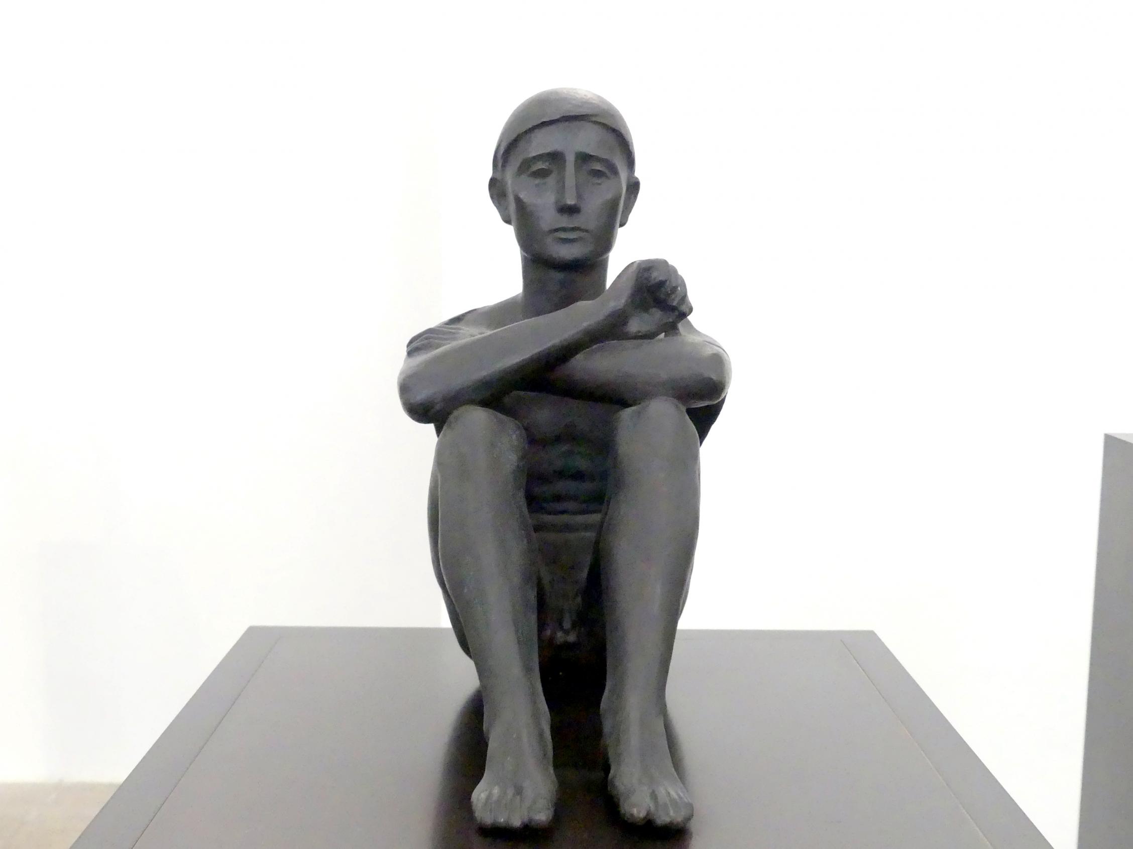 Hermann Blumenthal (1934–1939), Sitzender mit Tuch (Campagnahirt), Dresden, Albertinum, Galerie Neue Meister, Erdgeschoss, Skulpturenhalle, 1937