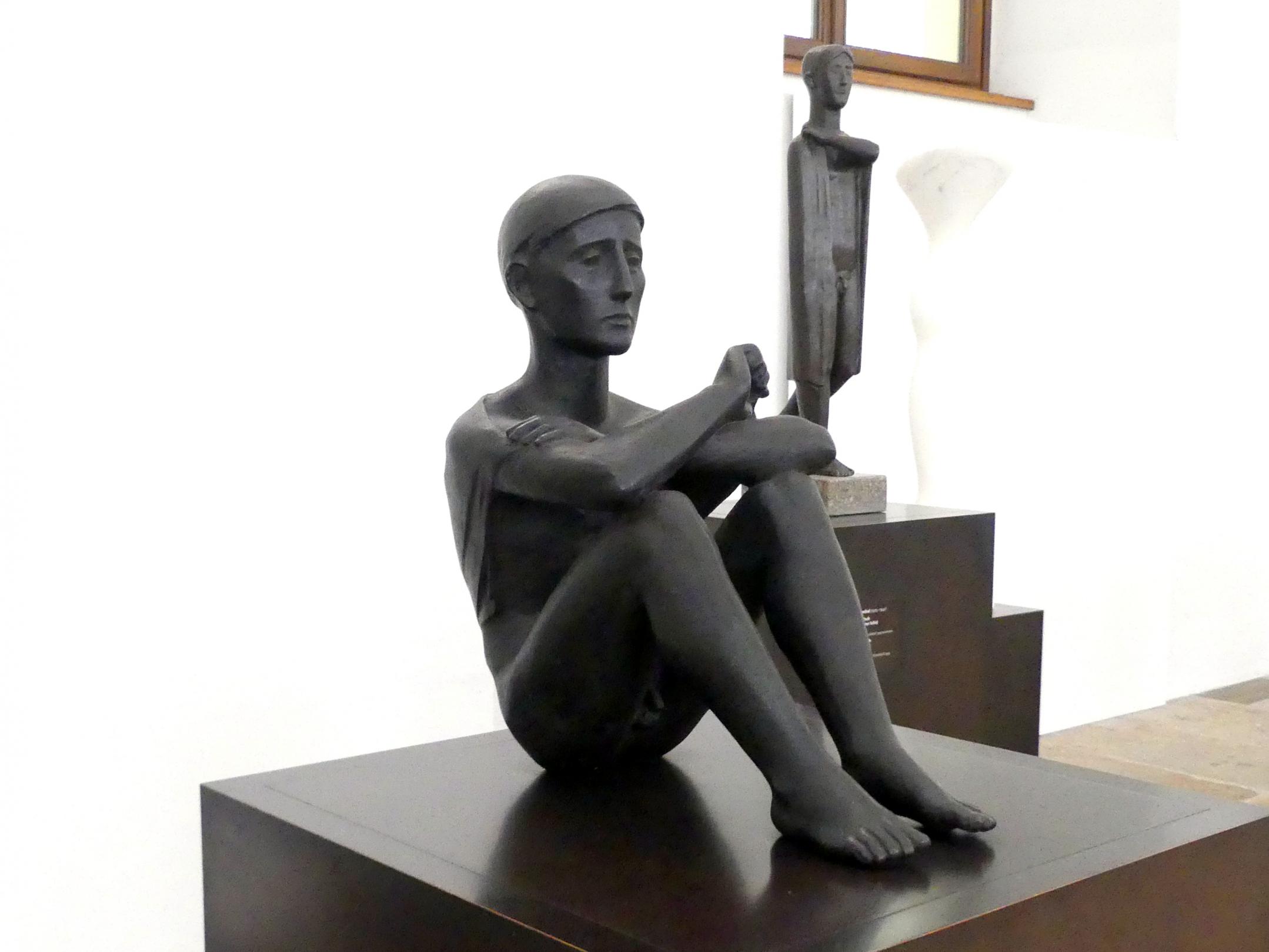 Hermann Blumenthal (1934–1939), Sitzender mit Tuch (Campagnahirt), Dresden, Albertinum, Galerie Neue Meister, Erdgeschoss, Skulpturenhalle, 1937, Bild 2/4