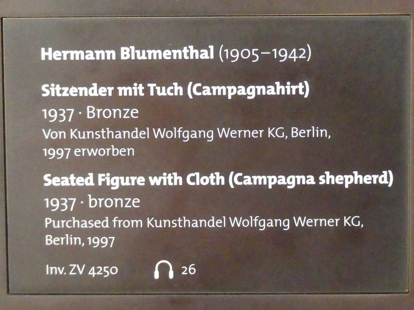 Hermann Blumenthal (1934–1939), Sitzender mit Tuch (Campagnahirt), Dresden, Albertinum, Galerie Neue Meister, Erdgeschoss, Skulpturenhalle, 1937, Bild 4/4