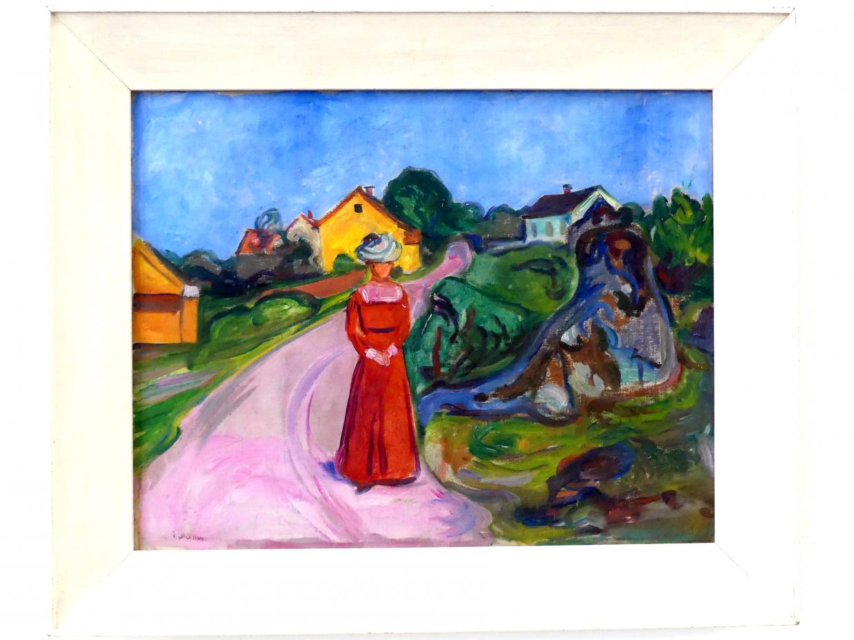 Edvard Munch (1888–1925), Gate i Åsgårdstrand med kvinne i rød kjole - Straße in Aasgaardstrand mit Frau im roten Kleid, München, Pinakothek der Moderne, Saal 4, um 1901–1903