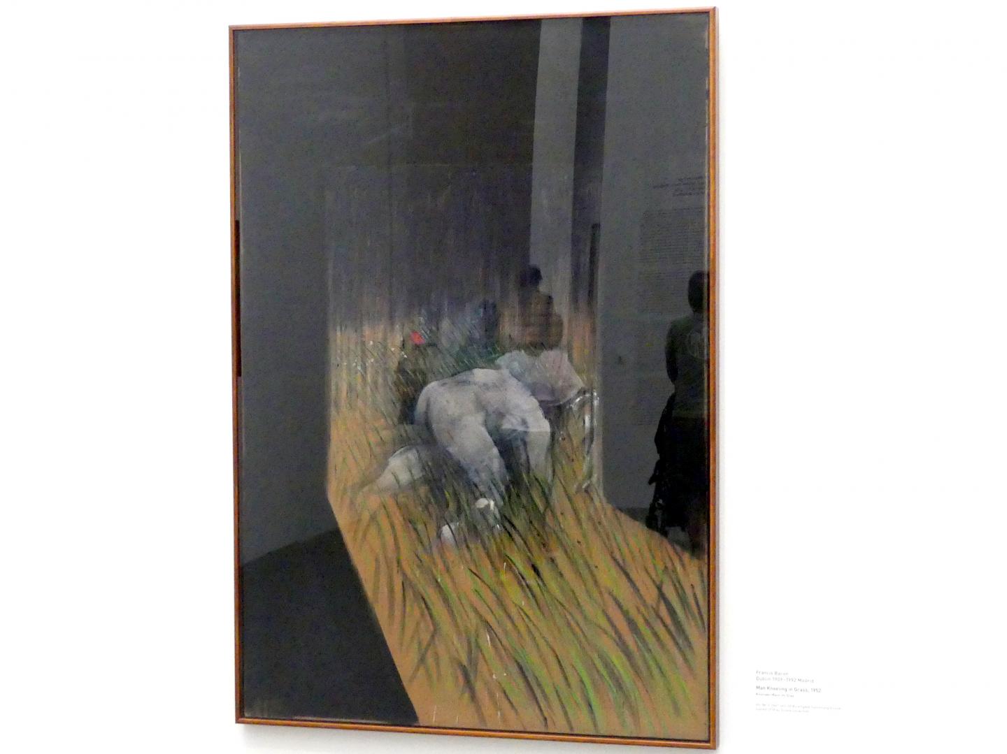 Francis Bacon (1945–1991), Man Kneeling in Grass - Kniender Mann im Gras, München, Pinakothek der Moderne, Saal 15, 1952, Bild 1/2