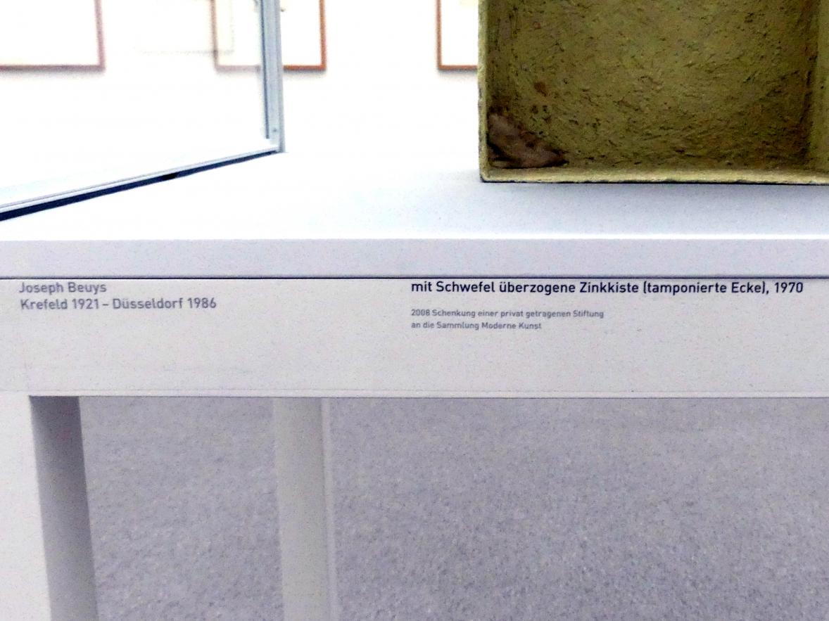 Joseph Beuys (1948–1985), Mit Schwefel überzogene Zinkkiste (tamponierte Ecke), München, Pinakothek der Moderne, Saal 18, 1970, Bild 2/2