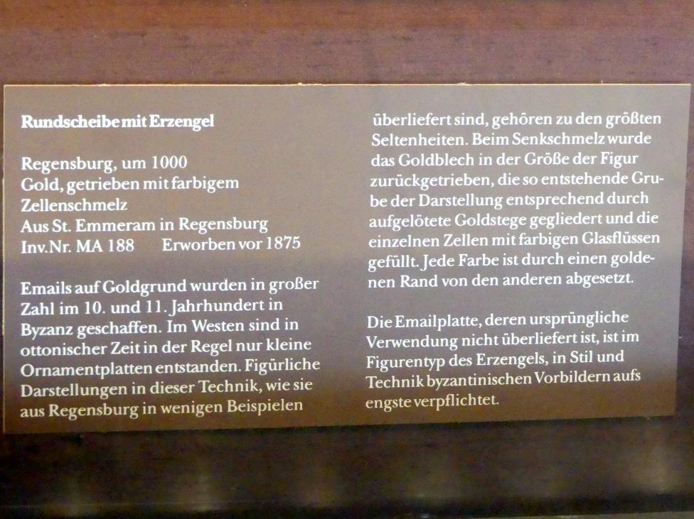 Rundscheibe mit Erzengel, Regensburg, ehem. Benediktiner-Fürstabtei St. Emmeram, jetzt München, Bayerisches Nationalmuseum, Saal 1, um 1000, Bild 2/2