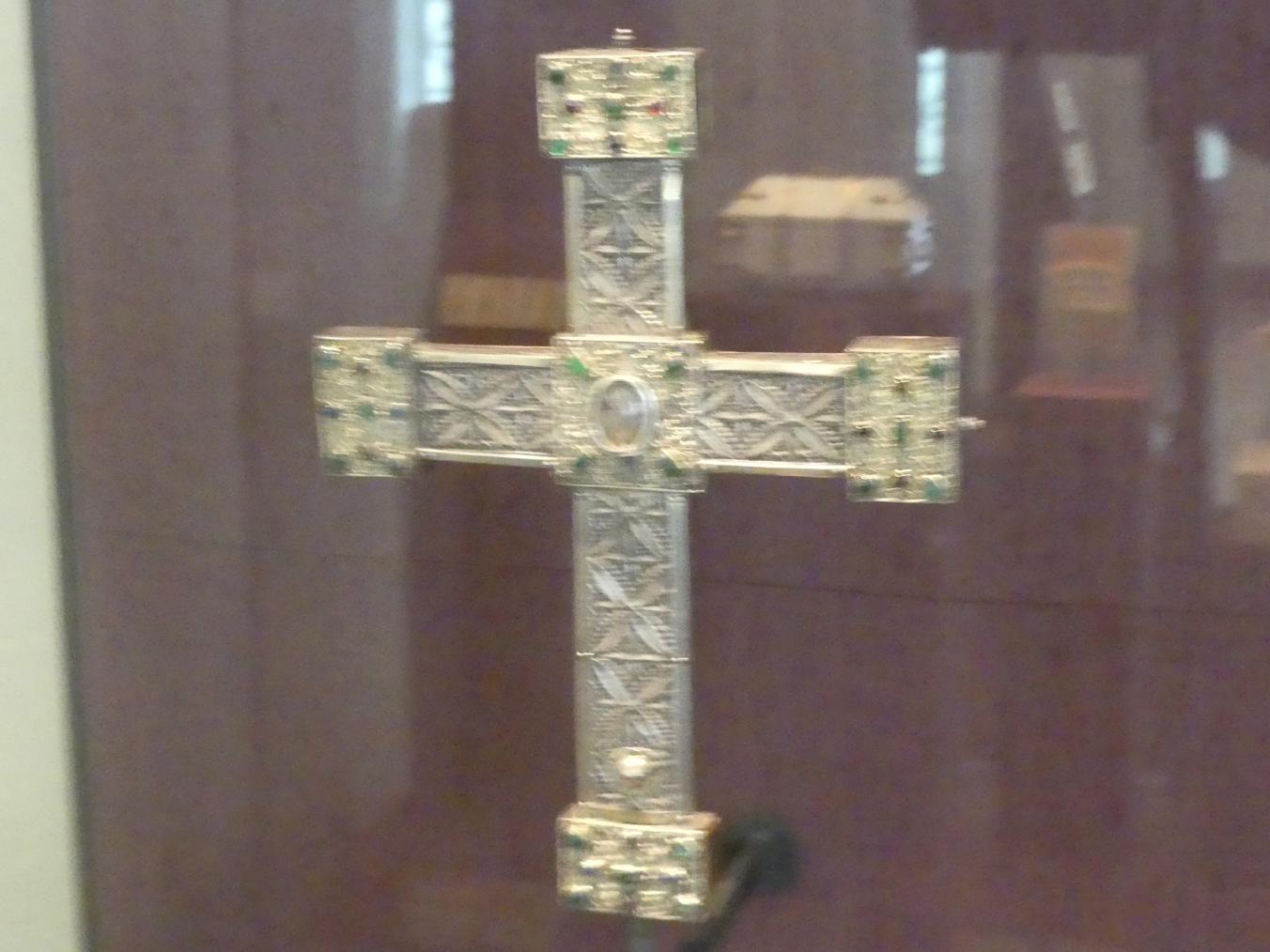 Reliquienkreuz mit Inschrift, München, Bayerisches Nationalmuseum, Saal 1, 1230–1250