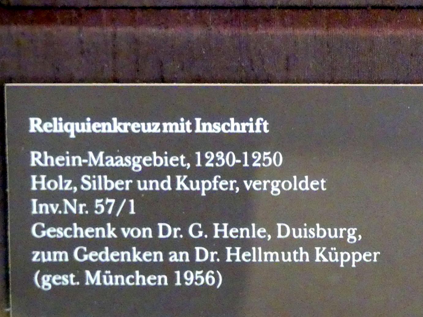 Reliquienkreuz mit Inschrift, München, Bayerisches Nationalmuseum, Saal 1, 1230–1250, Bild 2/2