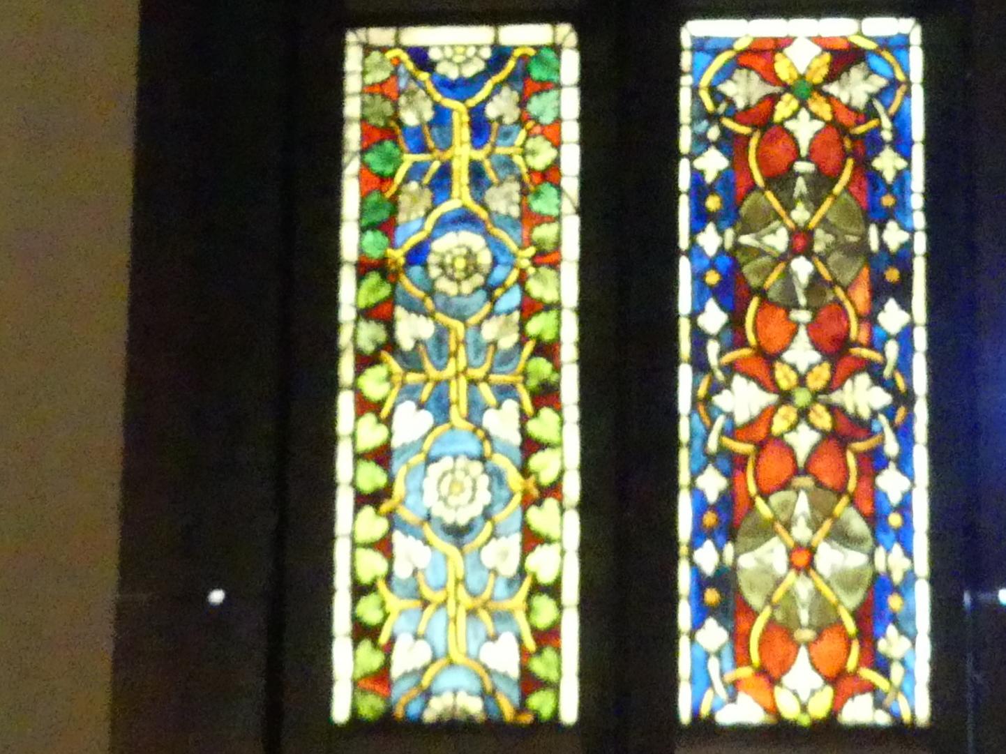Zwei Ornamentscheiben, Colmar, ehem. Franziskanerkirche St-Mathieu, jetzt München, Bayerisches Nationalmuseum, Saal 3, 2. Viertel 14. Jhd., Bild 1/2