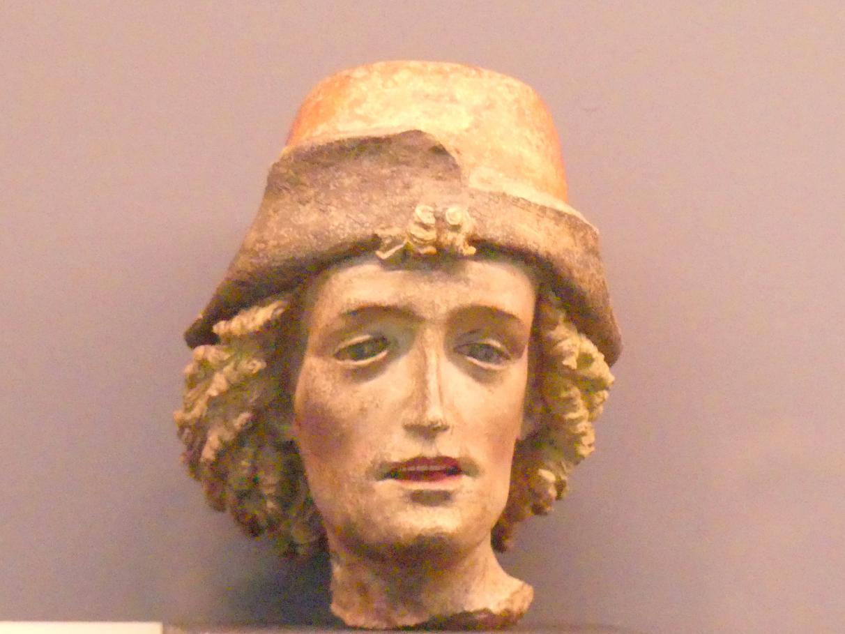 Kopffragment eines hl. Sebastian ?, München, Bayerisches Nationalmuseum, Saal 17, um 1400–1410, Bild 1/2