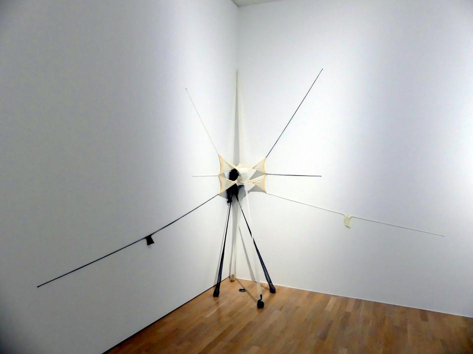 Senga Nengudi (1970–2019), Only Love Saves the Day, München, Lenbachhaus, Ausstellung "Senga Nengudi Topologien" vom 17.09.-19.01.2020, Saal 3, 2011, Bild 2/8