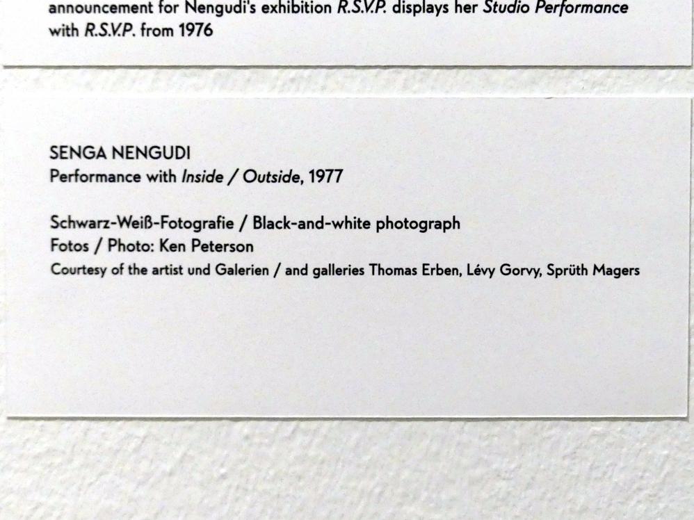 Senga Nengudi (1970–2019), Performance with Inside / Outside, München, Lenbachhaus, Ausstellung "Senga Nengudi Topologien" vom 17.09.-19.01.2020, Saal 7, 1977, Bild 2/2
