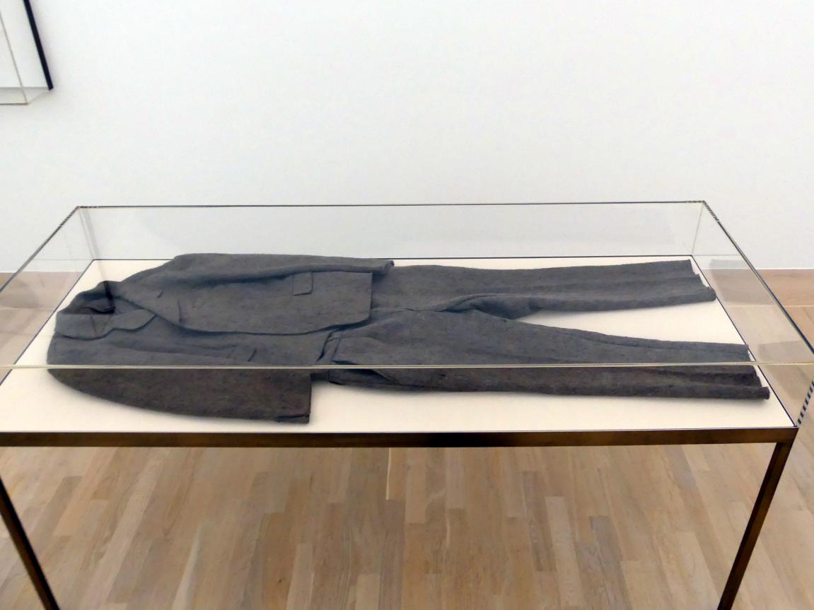 Joseph Beuys (1948–1985), Filzanzug, München, Lenbachhaus, Saal 44, 1970, Bild 1/5