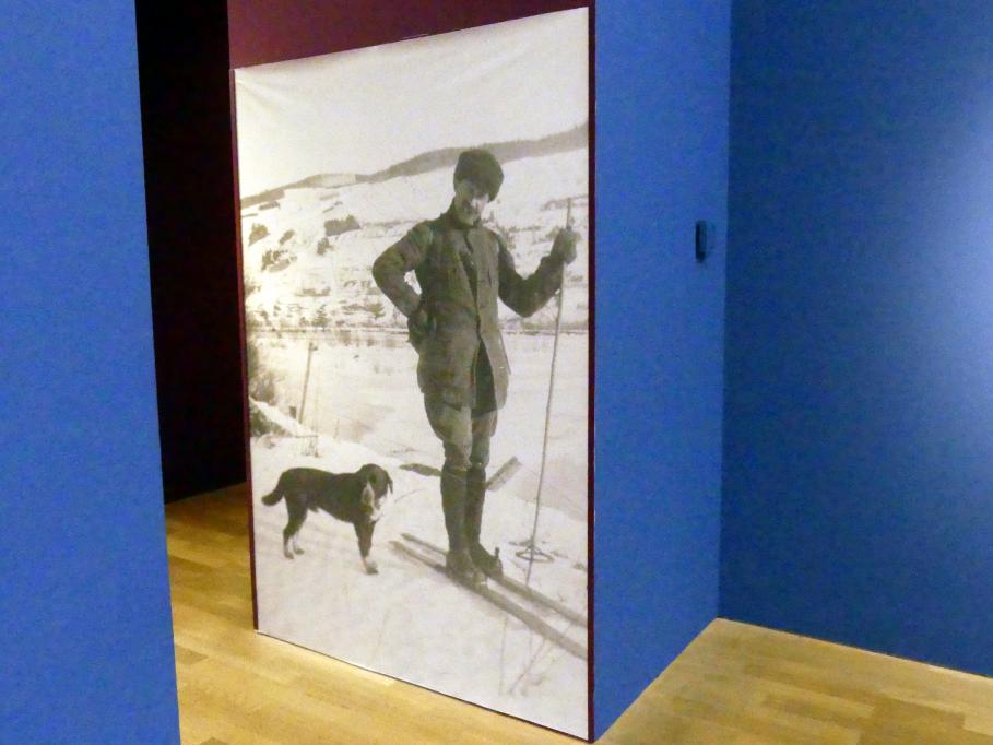 Clarence Gagnon und sein Hund Gypsy in Baie-Saint-Paul, München, Kunsthalle, Ausstellung "Kanada und der Impressionismus" vom 19.07.-17.11.2019, Rückkehr nach Kanada, 1919–1924, Bild 1/2