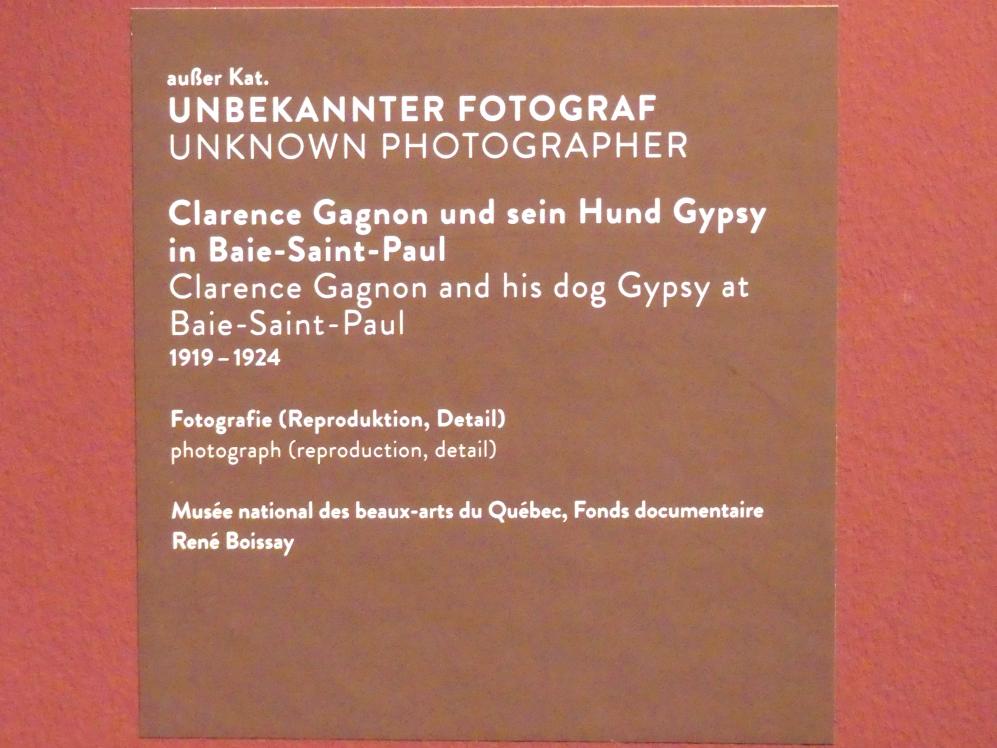 Clarence Gagnon und sein Hund Gypsy in Baie-Saint-Paul, München, Kunsthalle, Ausstellung "Kanada und der Impressionismus" vom 19.07.-17.11.2019, Rückkehr nach Kanada, 1919–1924, Bild 2/2