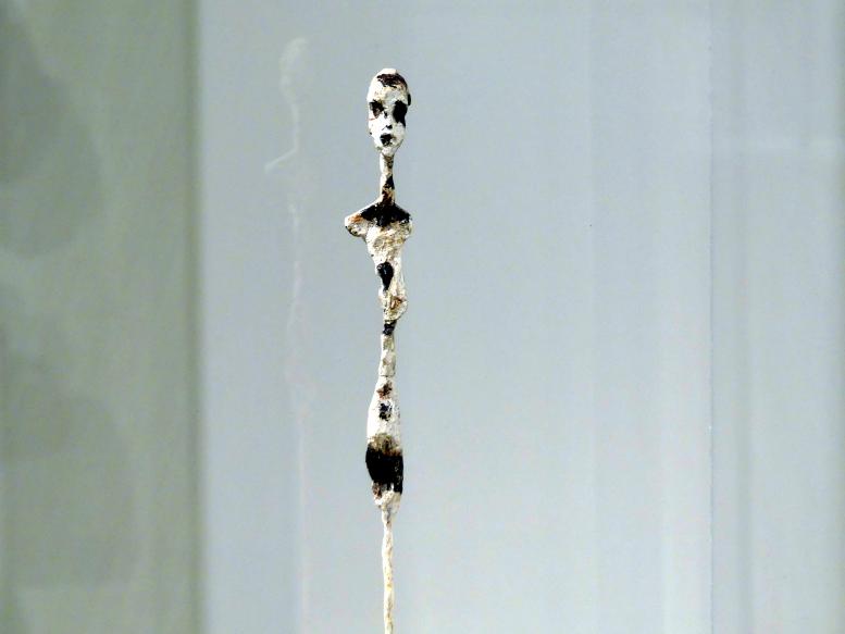 Alberto Giacometti (1914–1965), Stehende Frau, Prag, Nationalgalerie im Messepalast, Ausstellung "Alberto Giacometti" vom 18.07.-01.12.2019, Stehende Figuren, um 1961, Bild 3/4