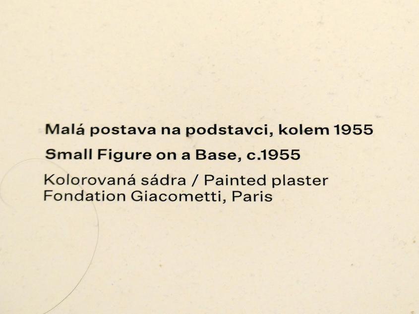 Alberto Giacometti (1914–1965), Kleine Figur auf einem Podest, Prag, Nationalgalerie im Messepalast, Ausstellung "Alberto Giacometti" vom 18.07.-01.12.2019, Stehende Figuren, um 1955, Bild 5/5