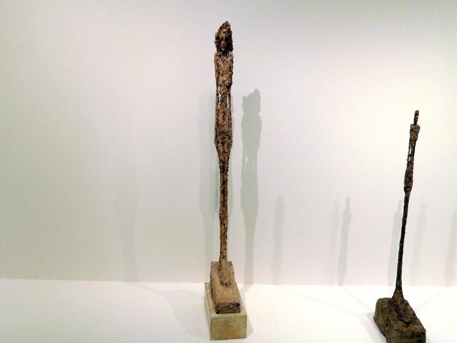 Alberto Giacometti (1914–1965), Frau Leoni, Prag, Nationalgalerie im Messepalast, Ausstellung "Alberto Giacometti" vom 18.07.-01.12.2019, Stehende Figuren, 1947–1958, Bild 1/5