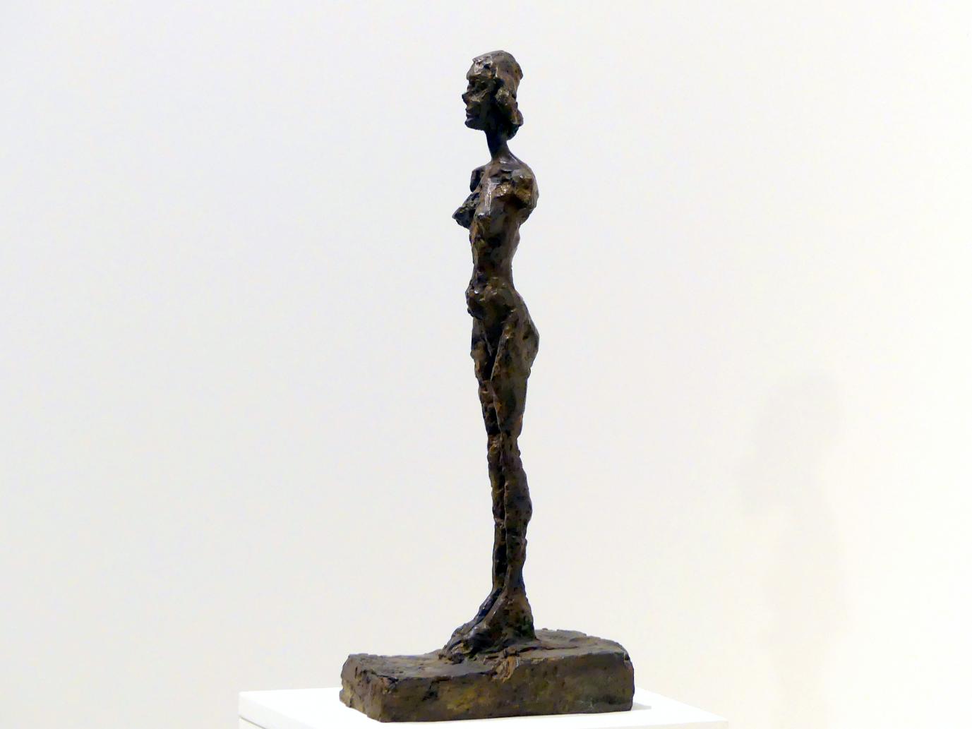 Alberto Giacometti (1914–1965), Annette stehend, Prag, Nationalgalerie im Messepalast, Ausstellung "Alberto Giacometti" vom 18.07.-01.12.2019, Stehende Figuren, um 1954, Bild 3/4