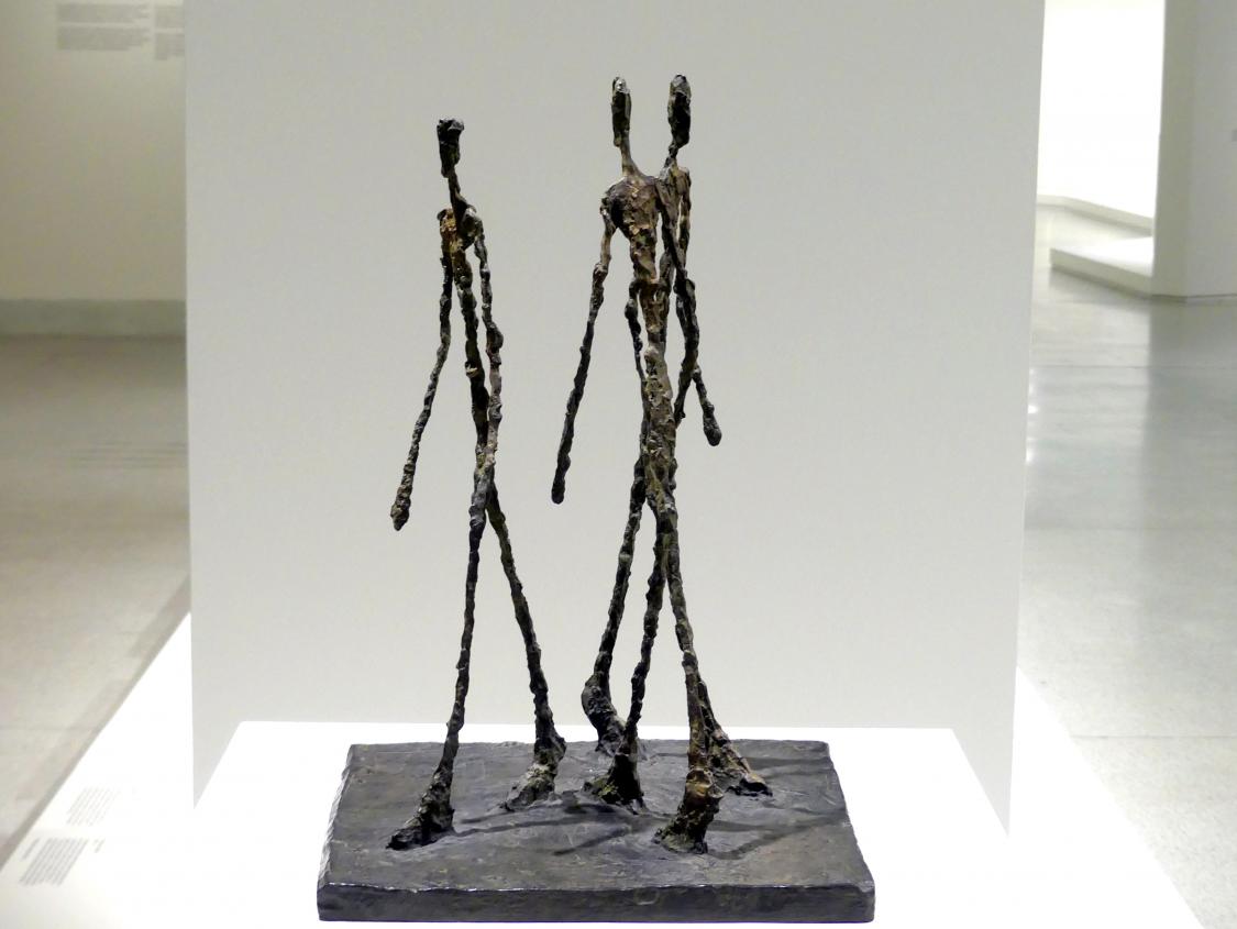 Alberto Giacometti (1914–1965), Drei Männer schreitend, kleines Quadrat, Prag, Nationalgalerie im Messepalast, Ausstellung "Alberto Giacometti" vom 18.07.-01.12.2019, Stehende Figuren, 1948, Bild 3/6