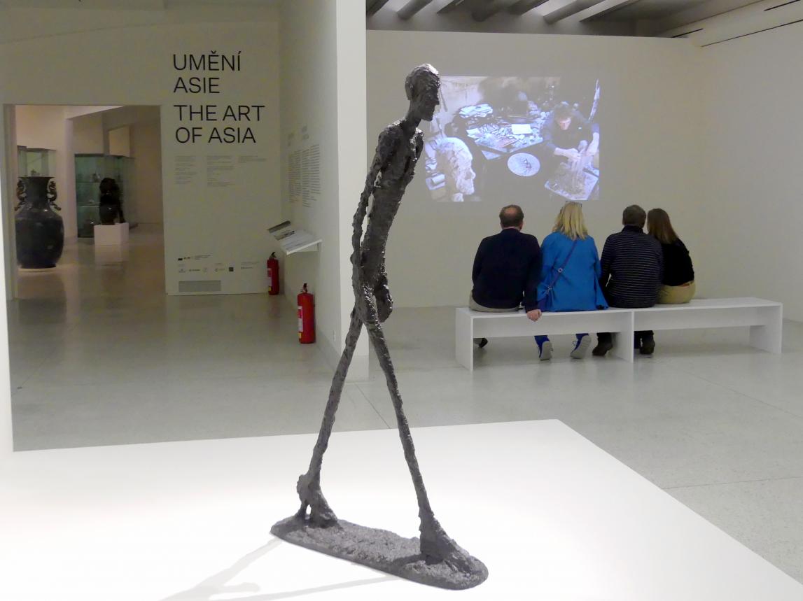 Alberto Giacometti (1914–1965), Schreitender I, Prag, Nationalgalerie im Messepalast, Ausstellung "Alberto Giacometti" vom 18.07.-01.12.2019, Stehende Figuren, 1960, Bild 2/7