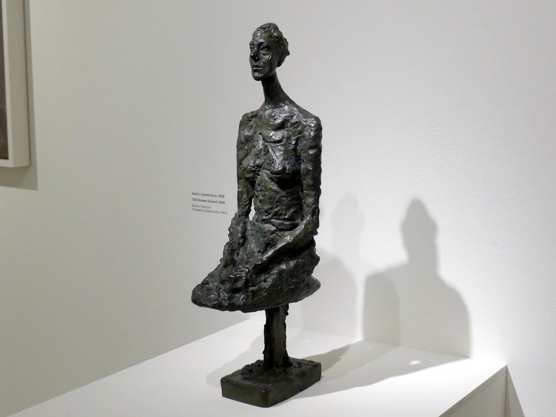 Alberto Giacometti (1914–1965), Große Frau sitzend, Prag, Nationalgalerie im Messepalast, Ausstellung "Alberto Giacometti" vom 18.07.-01.12.2019, Köpfe, 1958, Bild 3/5