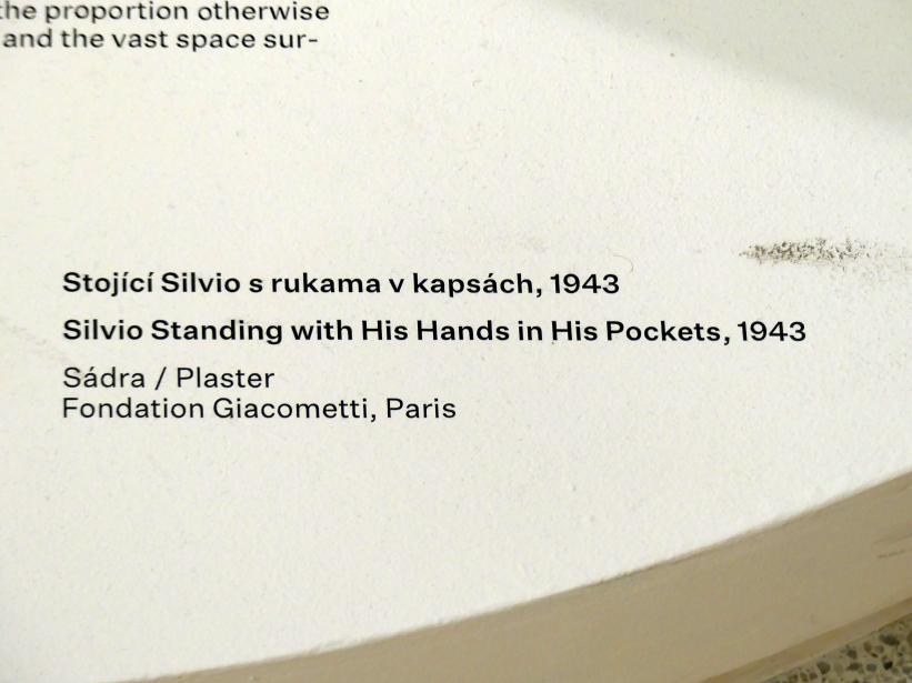Alberto Giacometti (1914–1965), Silvio mit Händen in den Hosentaschen, Prag, Nationalgalerie im Messepalast, Ausstellung "Alberto Giacometti" vom 18.07.-01.12.2019, Zurück zum Modell, 1943, Bild 2/2