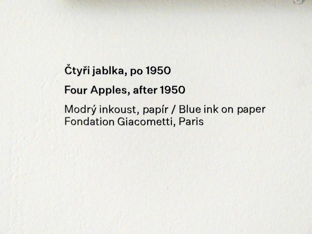 Alberto Giacometti (1914–1965), Vier Äpfel, Prag, Nationalgalerie im Messepalast, Ausstellung "Alberto Giacometti" vom 18.07.-01.12.2019, Figuren im Raum, nach 1950, Bild 3/3