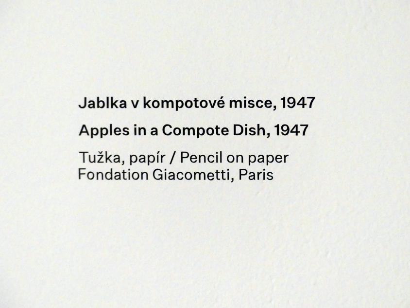 Alberto Giacometti (1914–1965), Äpfel in einem Kompottgericht, Prag, Nationalgalerie im Messepalast, Ausstellung "Alberto Giacometti" vom 18.07.-01.12.2019, Figuren im Raum, 1947, Bild 3/3